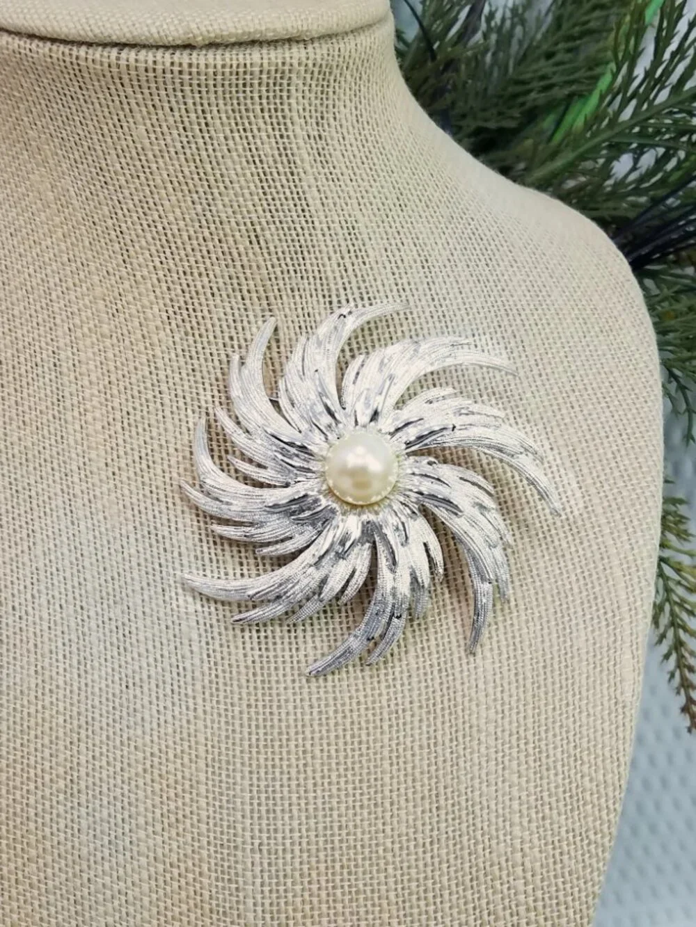 Vtg Signed Sarah Coventry Textured Silver Tone & Pearl Curled Sunburst Brooch